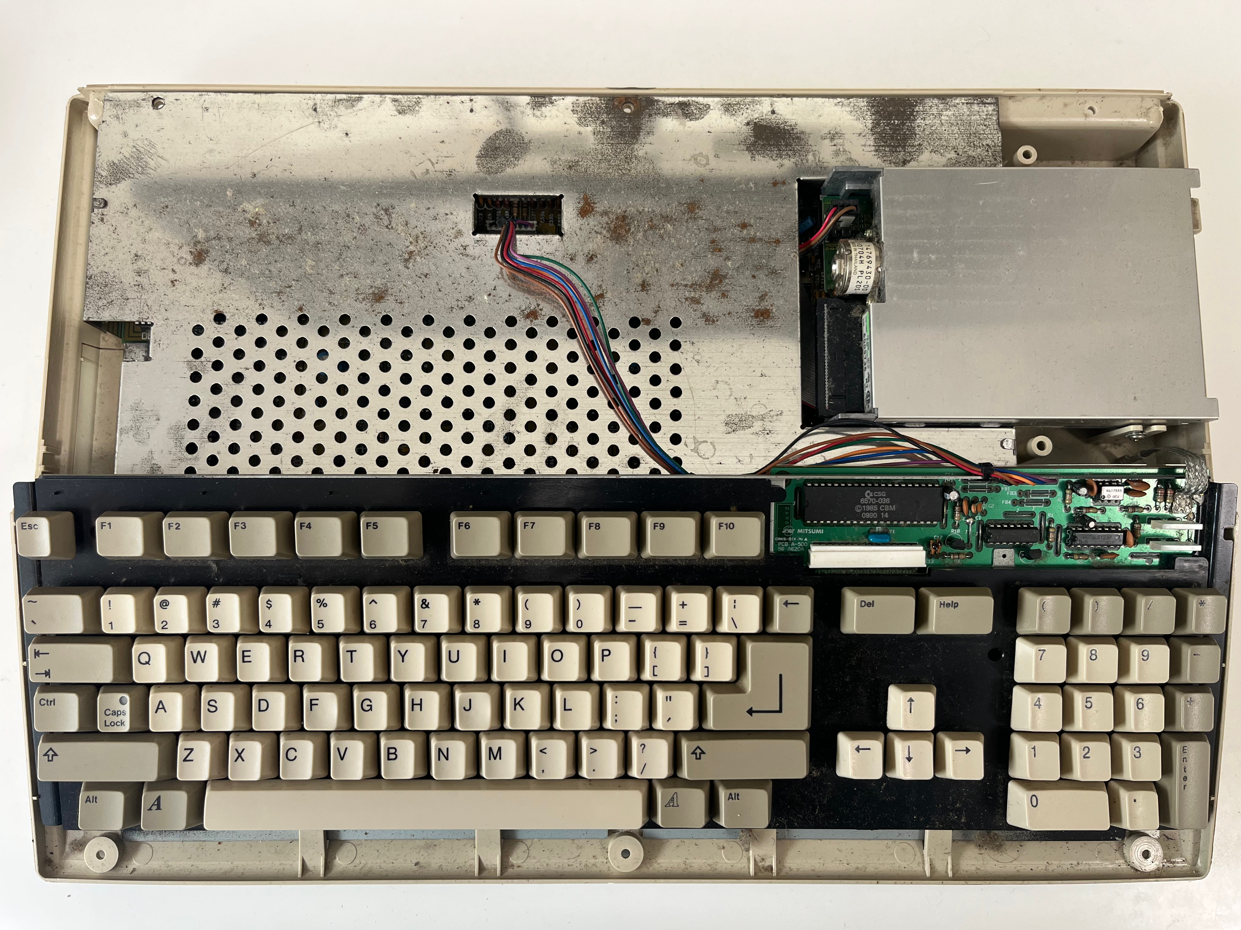 Rusty RF shield /2025-09-23-amiga-500-part-1/rusty_shield.jpeg